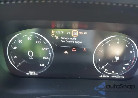 2018 Volvo Xc60 T6 Momentum z USA, uszkodzony, nr VIN LYVA22RKXJB121315